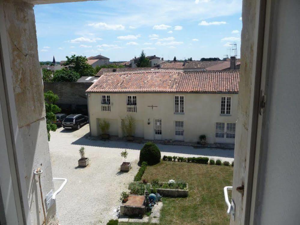 Logis Domaine Du Prieure Hotel Tonnay-Boutonne Exterior photo